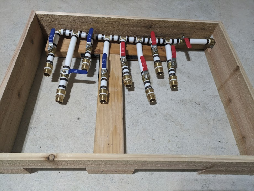 Same box, but with the connected pipes mounted to the T-shaped 2x4s